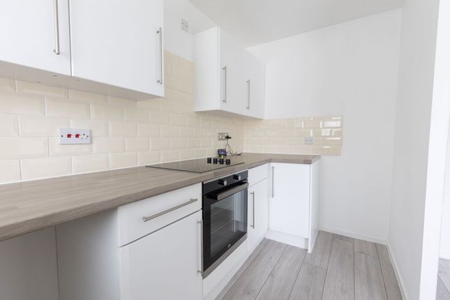 2 Millais Close, Crawley photo 4