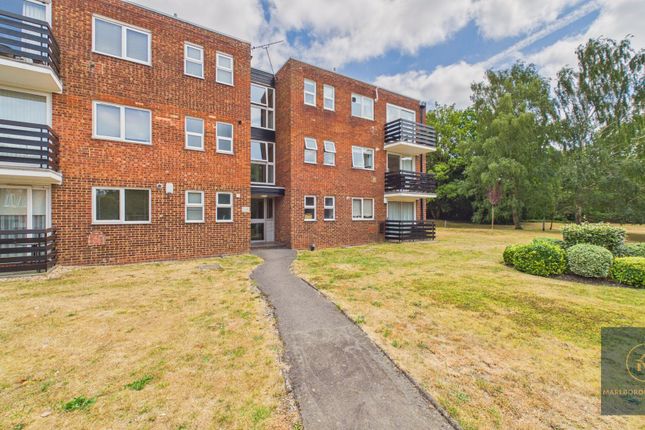 20 Parkmore Close, Woodford Green photo 2