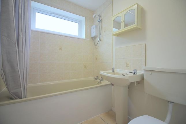 Aylsham Drive, Ickenham photo 4
