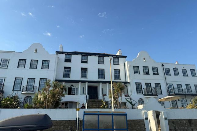 1-bed flat on Flat 3, West Lawn, Sandgate Esplanade, Folkestone, £1,195/mo