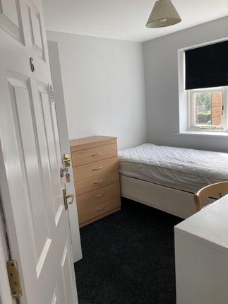 Shared accommodation to rent in Aspen Grove, Aldershot, Hampshire