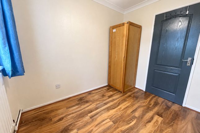 71, Evergreen Way, Greater London photo 4
