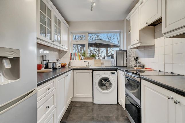 16, Templefield Close, Addlestone photo 3