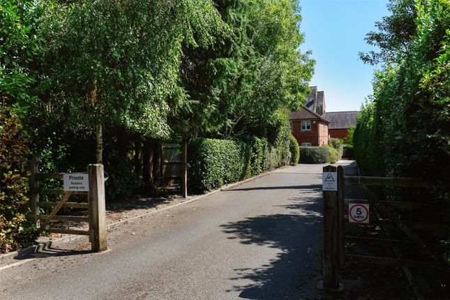 8, Pilgrim Mews, Surrey photo 2