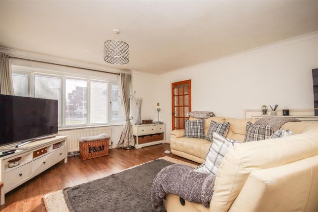 35, Oaks Drive, Rushden photo 4