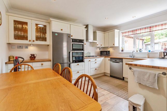 4, Garth Close, Staffordshire photo 3