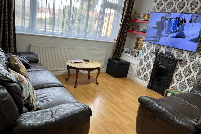 Maisonette to rent in Kinfauns Road, Ilford IG3