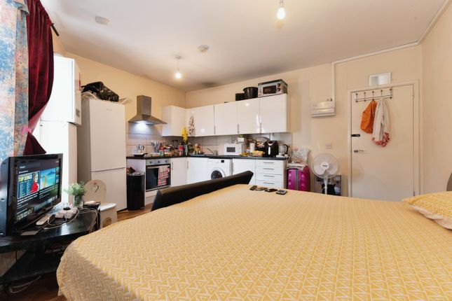 C, 401 Durnsford Road, London photo 4