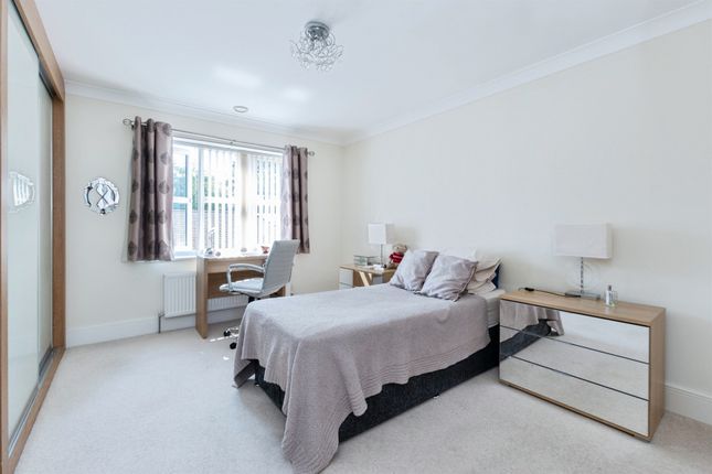 8, The Gables, 12-14, Manor Close, Ferndown photo 4