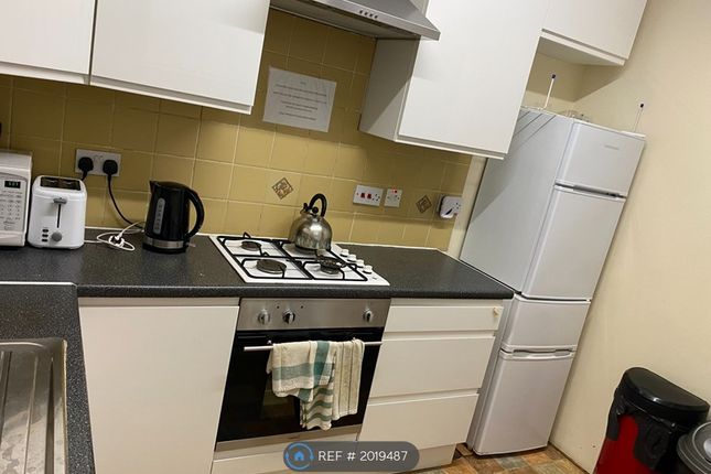 Room to rent in Wendover Court, London