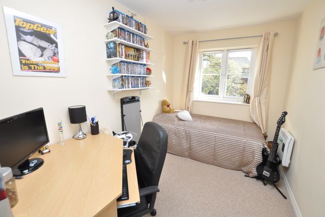 22, School Meadow, Surrey photo 4