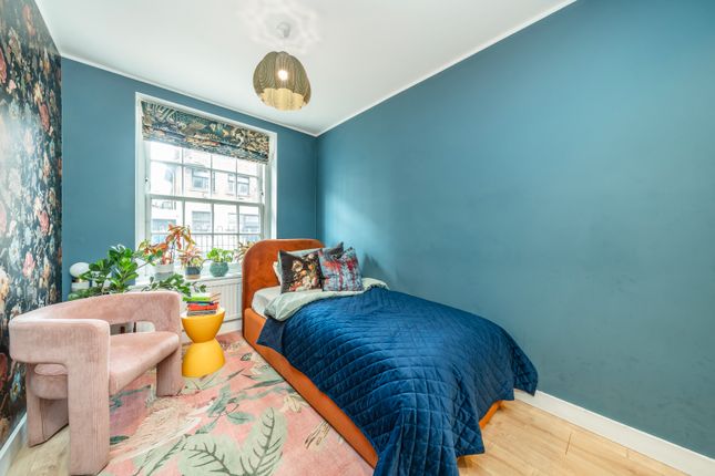 Flat 31, Cheverell House,, Teale Street, London photo 4