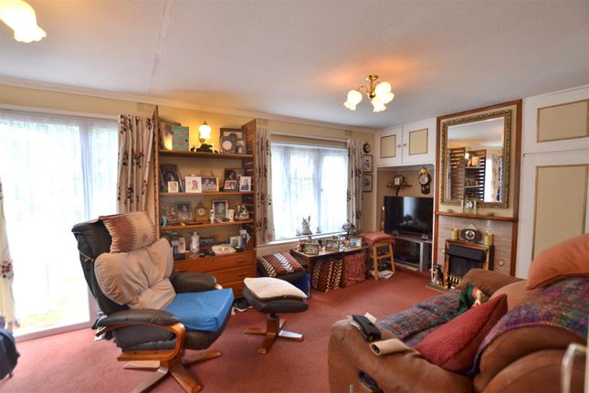 16, Green Glades, Grange Estate, Fleet photo 4