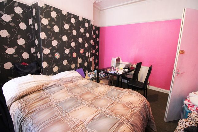 304, Abbey Hills Road, Oldham photo 3