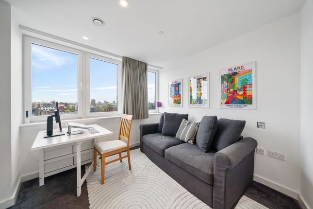 Flat to rent in Eagle Point, City Road, London