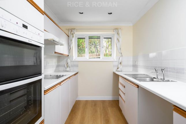 41, Oakmead Green, Epsom photo 4