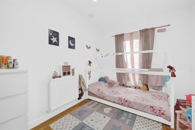 Flat for sale in Lakeside Drive, Park Royal, London