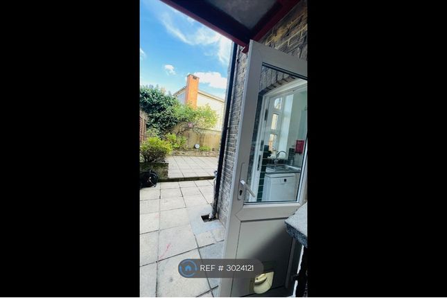 Flat, Elmhurst Mansions Edgeley Road, London photo 4