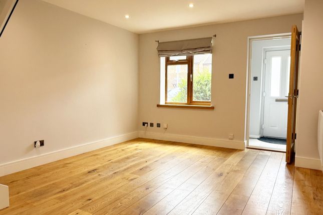 25, Middlesborough Close, Stevenage photo 2