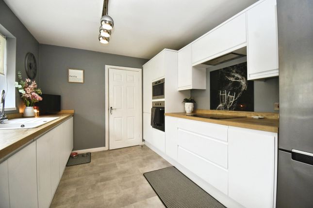 83, Kestrel Avenue, Hull photo 4