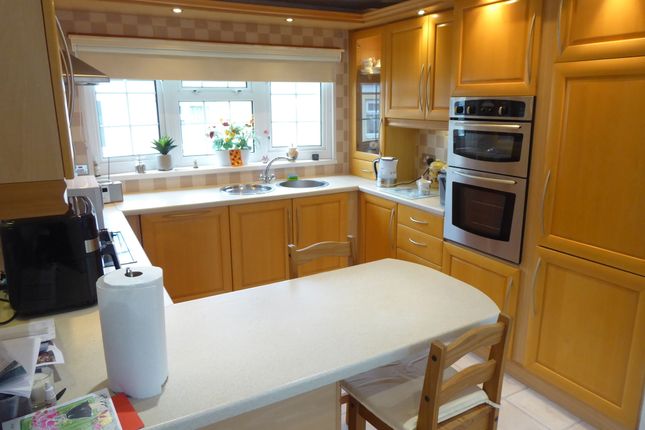 6, Devon Close, Sandhurst photo 2