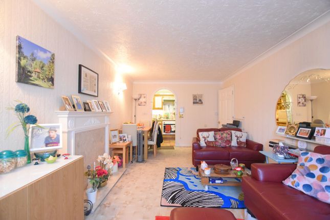 Flat 4, Parkview Court, Ilford photo 3