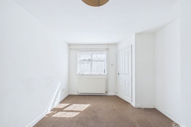 32 Farm Close, Burton-On-Trent photo 4