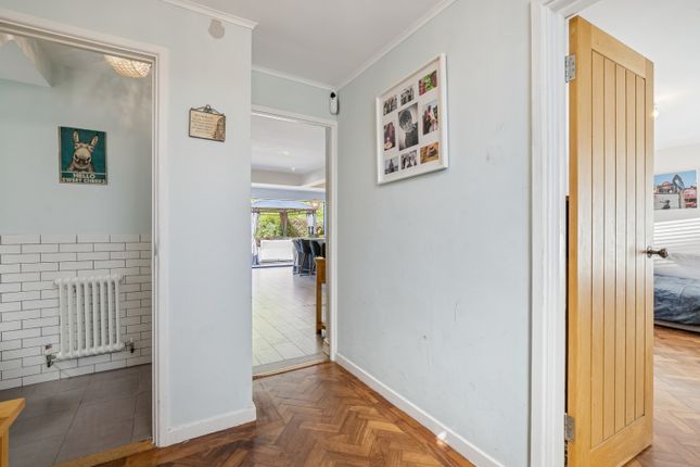 311 Knightsfield, Welwyn Garden City, Hertfordshire photo 4