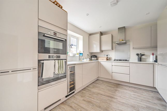 27 Brougham Lane, Crawley photo 2