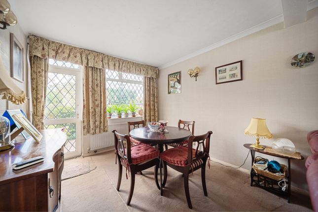 31, Chestnut Grove, Dartford photo 4