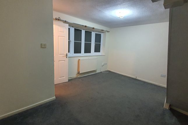 31, Dore Close, Northampton photo 5