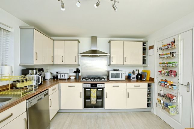 21, Pheasant Close, Alton photo 4