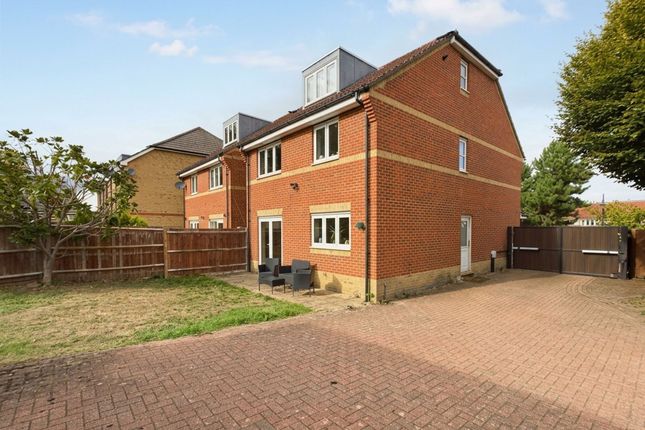 51 Wellsfield, Bushey photo 4