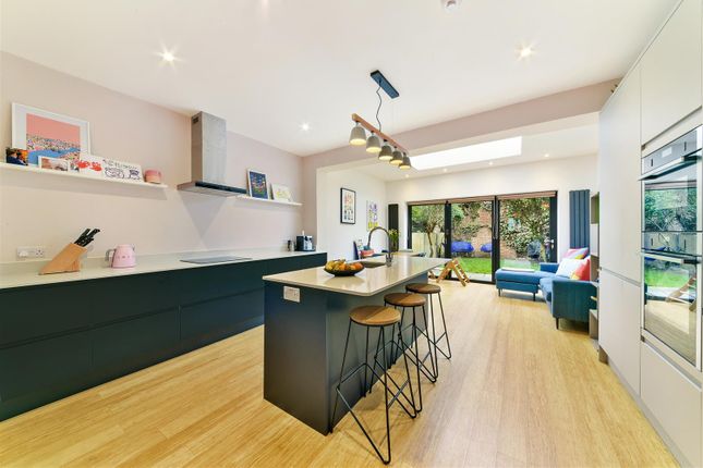 End terrace house for sale in Vernon Avenue, London