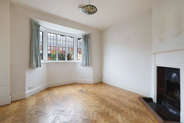 8, Myrtle Road, Surrey photo 2