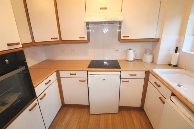 Flat for sale in Potters Court, Darkes Lane, Potters Bar