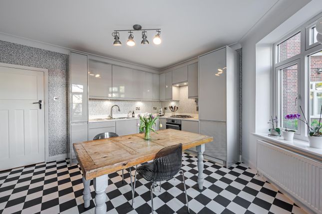 Thumbnail Flat for sale in Kings Avenue, London