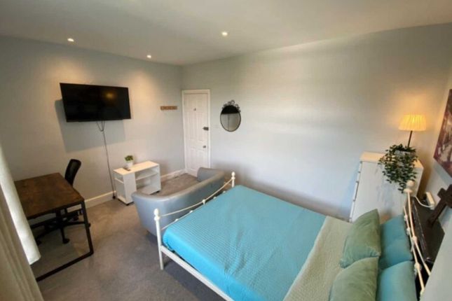 Thumbnail Room to rent in Flat 4, 30 Stoke Road, Guildford