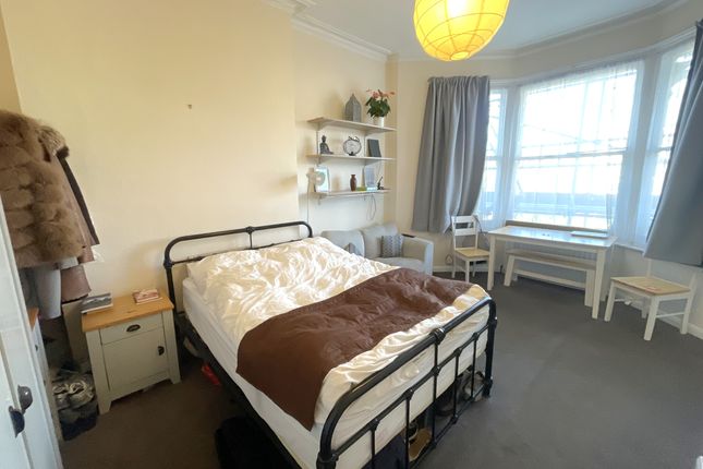Flat 3, Raynes Park photo 2