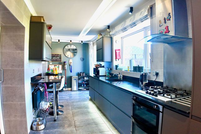 19 Tynewydd, Tredegar photo 4