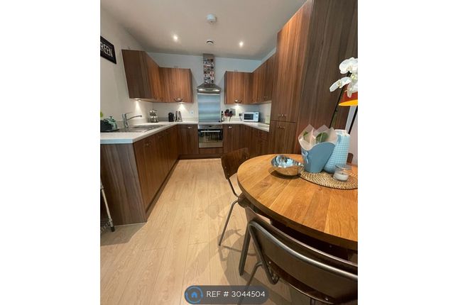Flat, Barrett Court Dobson Walk, London photo 4