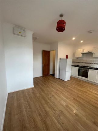Flat 9, 124 Millfields Road, London photo 3