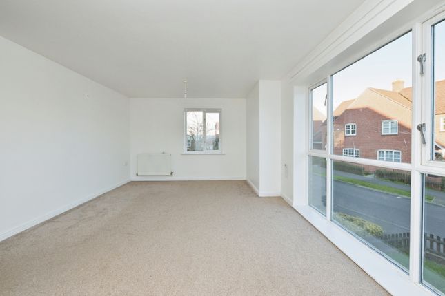 8, Reg Partridge Close, Northampton photo 3
