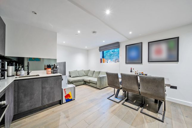 Flat 4 Rosemount House,, Rosemount Avenue, Surrey photo 2