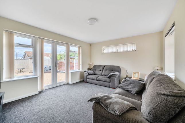 32 Mayland Avenue, Canvey Island photo 4
