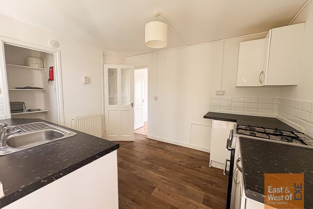 37, Altamira, Exeter photo 3