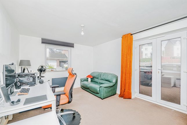 273, Longacres, Bridgend photo 4