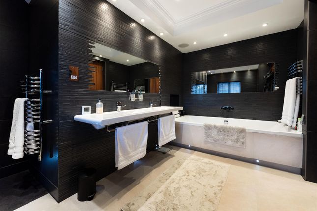 D0408 2 Raeburn Clo Mbath2.Jpg