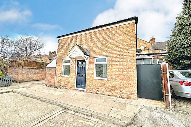 Thumbnail Maisonette to rent in Roff Avenue, Bedford