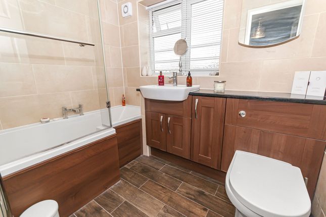 8 Earl Road, Bury photo 3